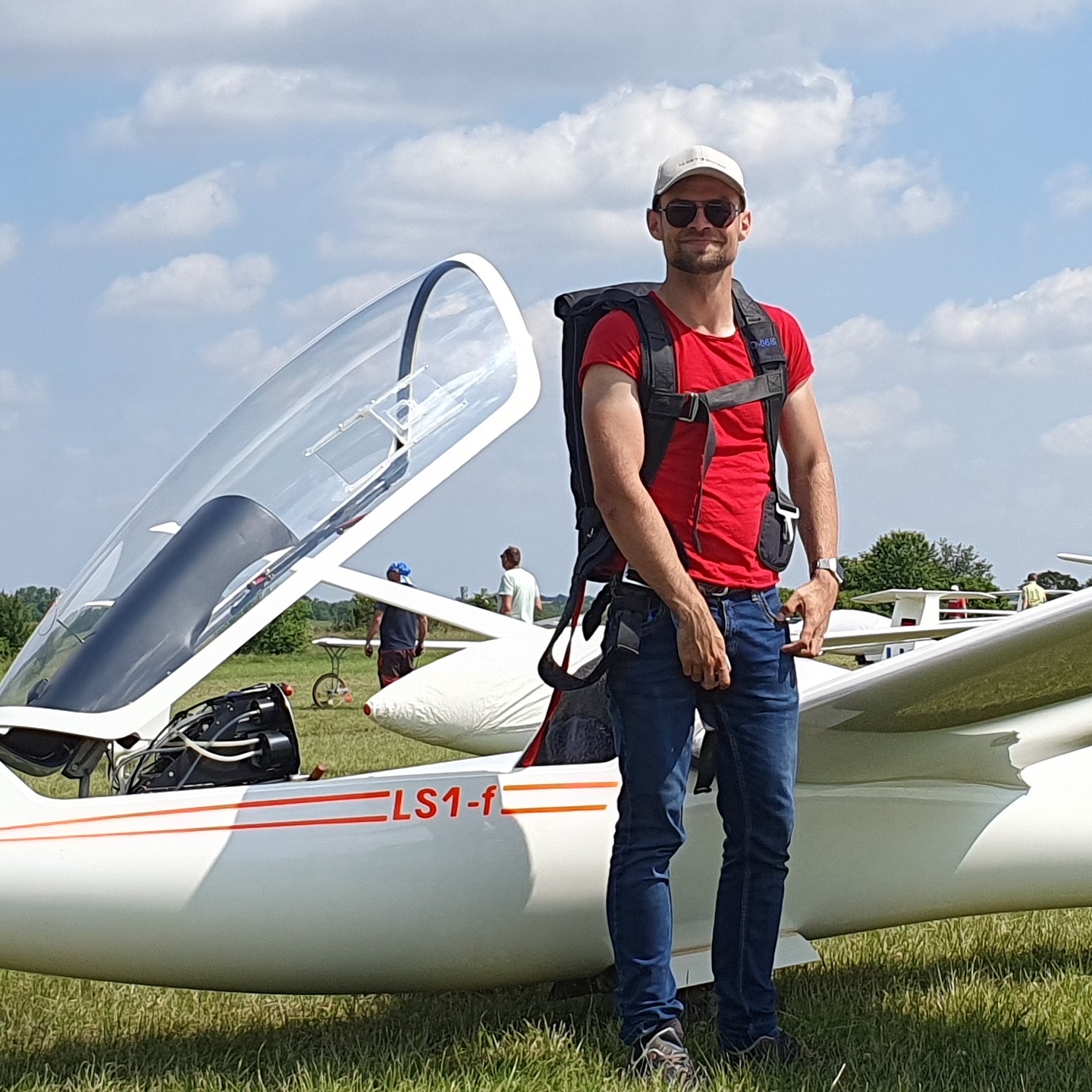 Jonas am Segelflugzeug